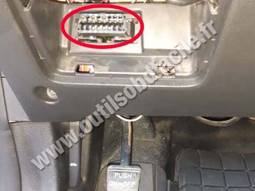 Kia К5 (2010 - 2015) — Enlever le cache plastique, la prise OBD est à l'intérieur