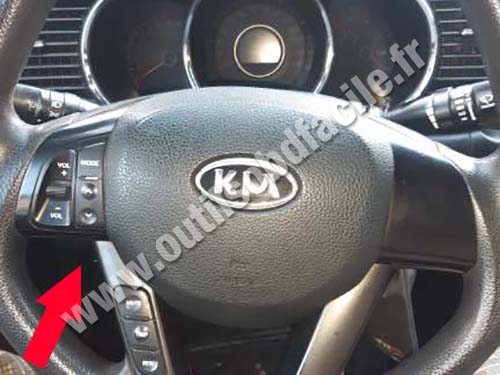 Kia К5 (2010 - 2015) — La prise OBD II se situe en bas à gauche du volant