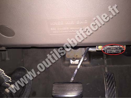 Kia Sportage (1994 - 2002) — Le connecteur OBD est visible au dessus de la pédale d\\\'accélération
