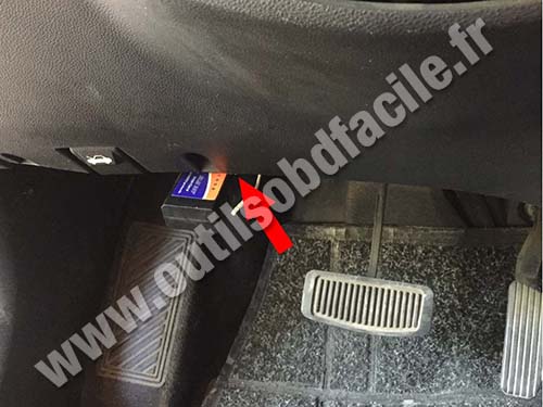 Kia Sportage II (2004 - 2010) — Le connecteur OBD est visible à droite de la commande d\'ouverture du capot