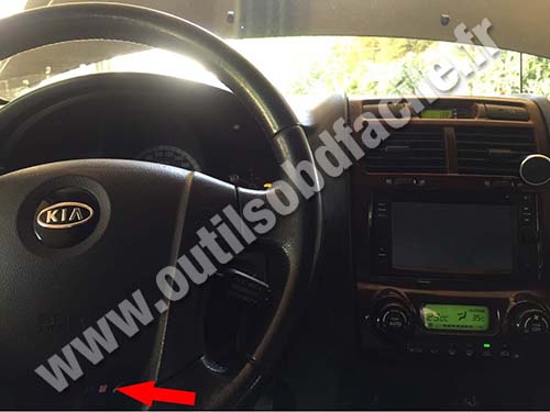 Kia Sportage II (2004 - 2010) — La prise OBD se situe sous le volant