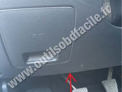 Kia Sportage III (2010 - 2014) — Le connecteur se trouve au dessus de l'accélérateur à droite de la boite à fusibles