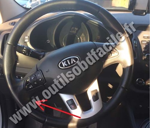 Kia Sportage III (2010 - 2014) — La prise OBD2 se situe sous le volant à gauche