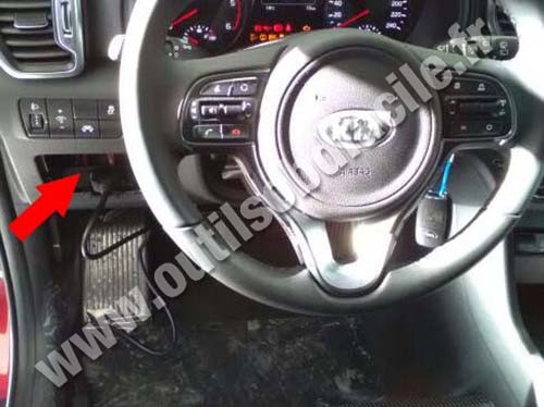 Kia Sportage IV (2016 - ...) — La prise OBD II se situe en bas à gauche du volant