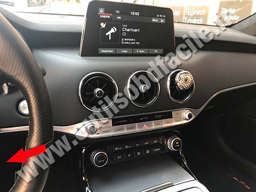 Kia Stinger (2017 - ...) — La prise OBD II se situe en bas à gauche du volant