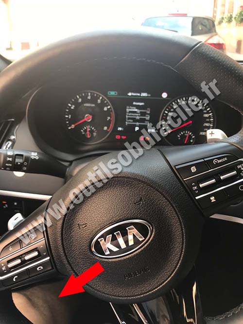 Kia Stinger (2017 - ...) — La prise OBD se situe au dessus du repose pied
