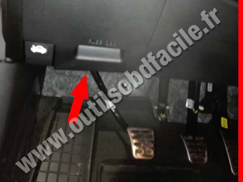 Kia Stonic (2017 - ...) — La prise OBD 2 est visible au dessus de la pédale d'embrayage