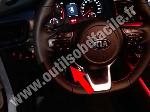 Kia Stonic (2017 - ...) — Le connecteur OBD est situé au dessus des pédales