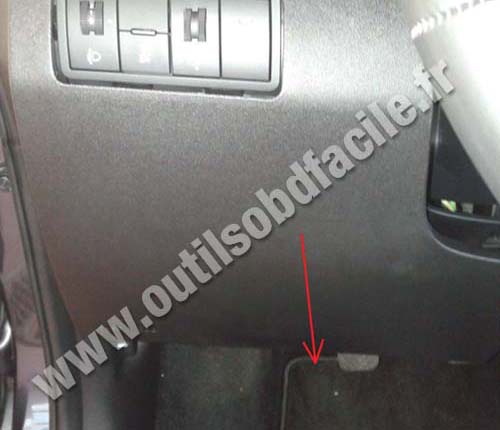 Kia Venga (2010 - ...) — La prise OBD II se situé pas loin de l'embrayage