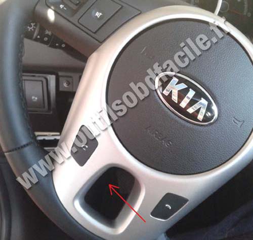 Kia Venga (2010 - ...) — Le connecteur OBD II se trouve au dessus des pédales